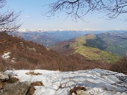 65 Entrando nel bosco la neve diminuisce